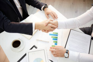 Descubre cómo negociar deudas sin ingresos fijos en Colombia y qué opciones existen para evitar que la mora siga creciendo.