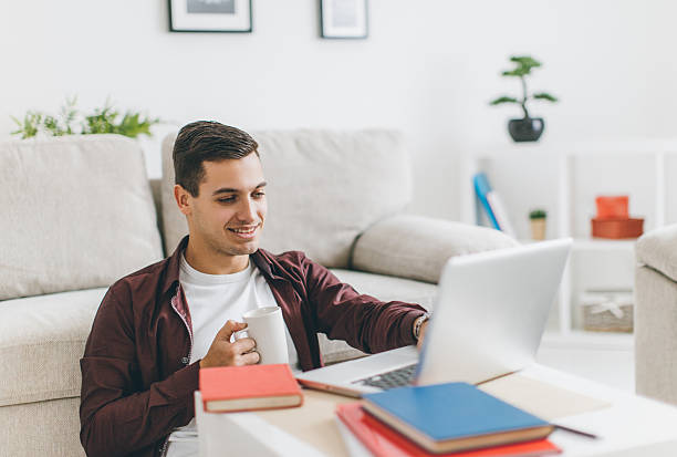 Descubre 5 estrategias para pagar deudas sin aumentar ingresos en Colombia y cómo recuperar el control de tus finanzas con un plan.